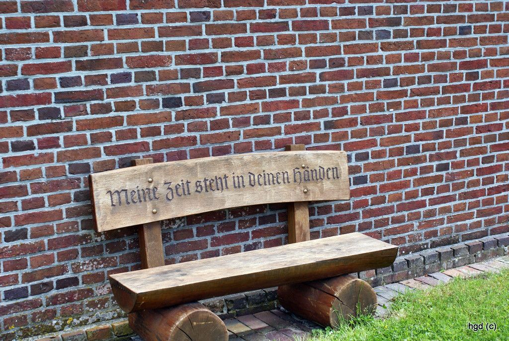 Holzbank am Bethaus mit dem Satz Meine Zeit steht in deinen Händen